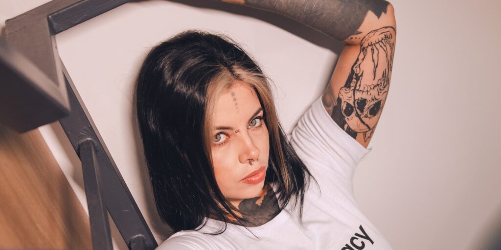 Entre música, tatuajes y videojuegos, Marjo construye su propia identidad en Privacy